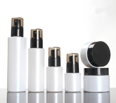 Pearlescent white suit spray water bottle