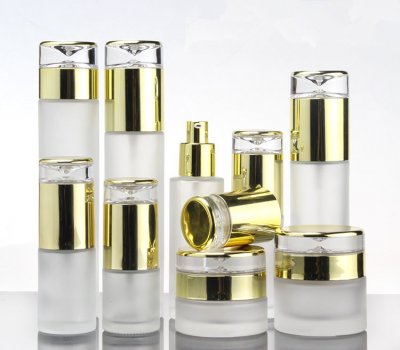 Transparent frosted glass spray bottle with gold pump