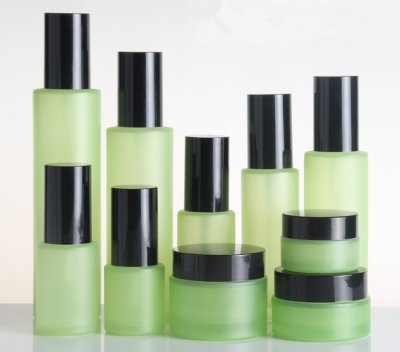 Bright black cover black pump head cosmetic spray bottle