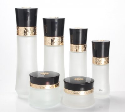 Top-grade cosmetic glass bottles,empty bottle for beauty parlor